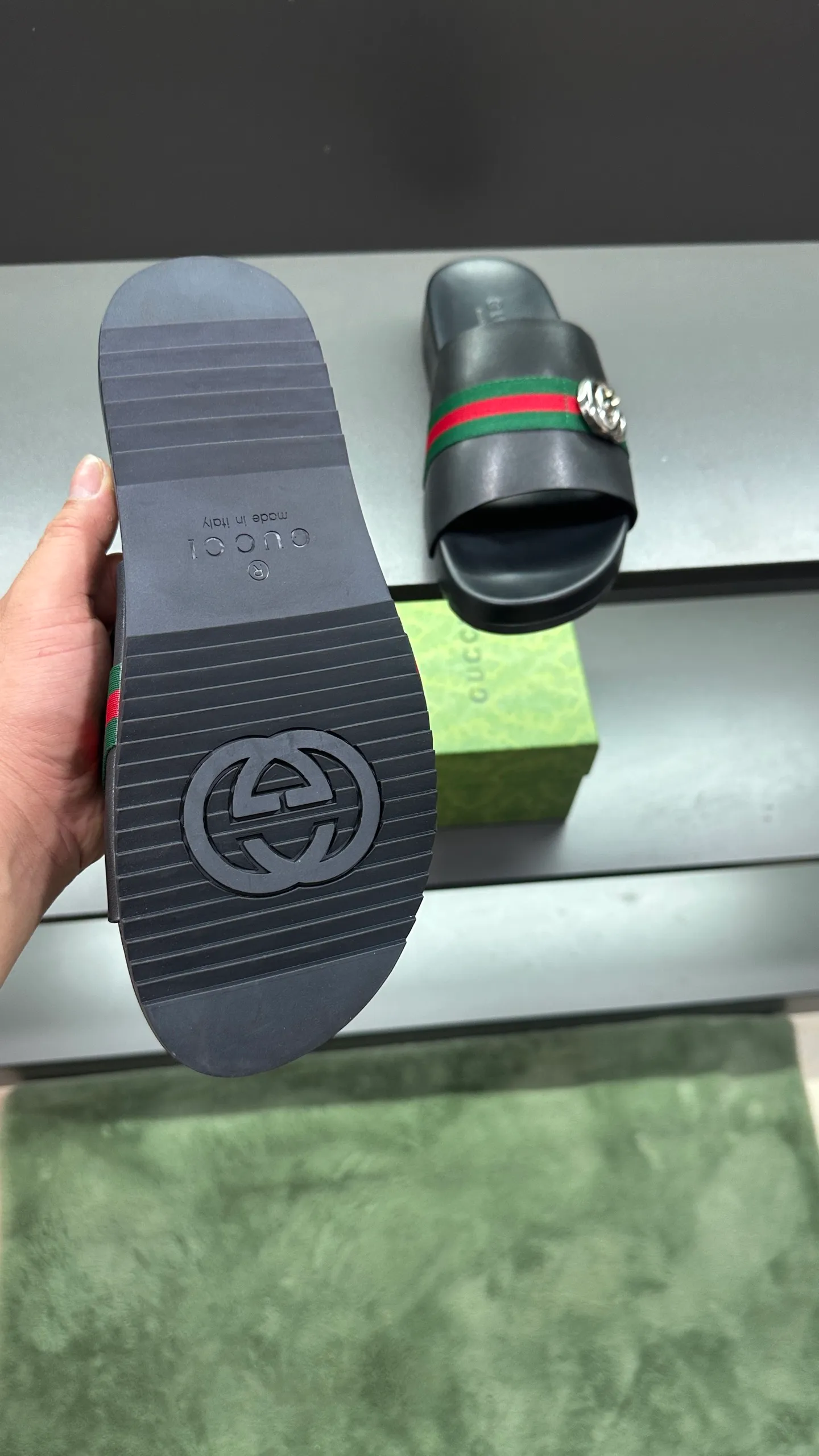 P320 [G Home New Style] Men's sizes 39 to 45, (46. Customized) This slipper is made of GG polyester fiber and is decorated with a Gucci label on the front, adding a striking logo feel to the style. "Gucci Made in Italy" stamped label Rubber sole Flat Made in Italy No. 058